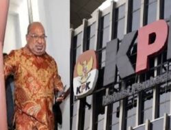 Lukas Enembe Diperiksa KPK Dijaga Simpatisan Berpanah