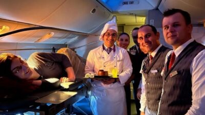 Bagaimana Cara Wanita Tertinggi di Dunia Naik Pesawat? Perhatikan!