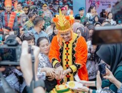 Walikota Bobby Bagikan 3.000 Pasang Sepatu di Hari Guru