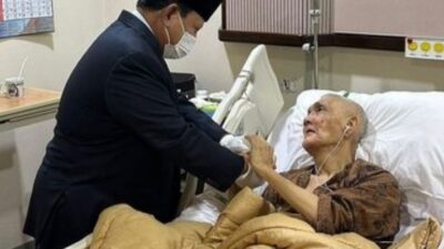 Prabowo Jenguk Try Sutrisno di Rumah Sakit