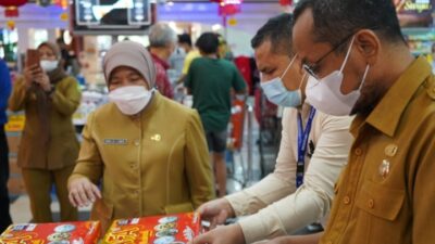 Dinas Ketapang Medan Monitoring Harga Kebutuhan Pokok di Berastagi Supermarket
