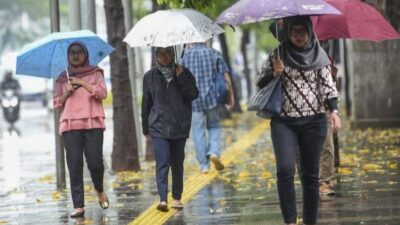 Siang Hari Kota Medan Diguyur Hujan Ringan