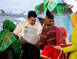 Menantu Jokowi Dipakaikan Busana Adat Simalungun