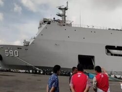 Kapal AL Bantu Pasok Logistik ke Karimunjawa Gegara Gelombang Tinggi