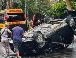 Pengemudi Mobil Tewas Tertancap Pagar Usai Tabrak Pembatas Jalan di Medan