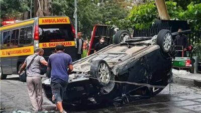 Pengemudi Mobil Tewas Tertancap Pagar Usai Tabrak Pembatas Jalan di Medan