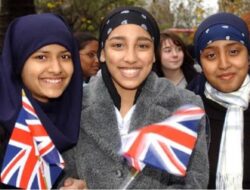 Populasi Muslim di Inggris Naik, Penganut Kristen Merosot