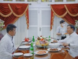 Prabowo Menikmati Suguhan Roti Jala Bobby Nasution