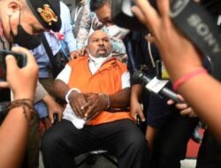 Lukas Enembe Mengaku Diberi Makan Ubi Busuk di Rutan KPK