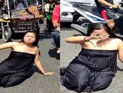 Wanita Berkemben Hitam Menari dan Sujud di Tengah Jalan Kota Medan Hebohkan Pengendara