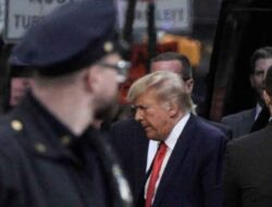 Mantan Presiden AS Donald Trump Ditahan