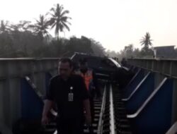 Aneh! Video Mobil ‘Nyasar’ Terjepit di Jembatan Rel Kereta Api Viral