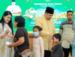 Warga Kota Medan Hadiri Open House Walikota Bobby