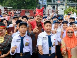 Peringatan Hardiknas di Medan Disemarakkan Pakaian Adat Multietnis