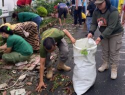 Dokter RS Pringadi Medan Gotong Royong Bersihkan Areal Rumah Sakit