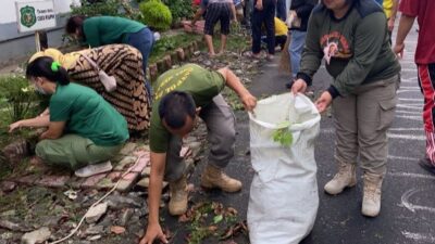 Dokter RS Pringadi Medan Gotong Royong Bersihkan Areal Rumah Sakit