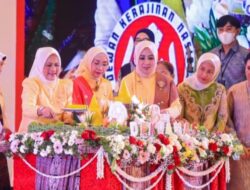 Tandai Peringatan HUT ke-43 Dekranas di Medan, Ibu Negara Potong Nasi Tumpeng