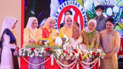 Tandai Peringatan HUT ke-43 Dekranas di Medan, Ibu Negara Potong Nasi Tumpeng
