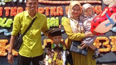 Alif G Julian didampingi kedua orangtuanya seusai diwisuda