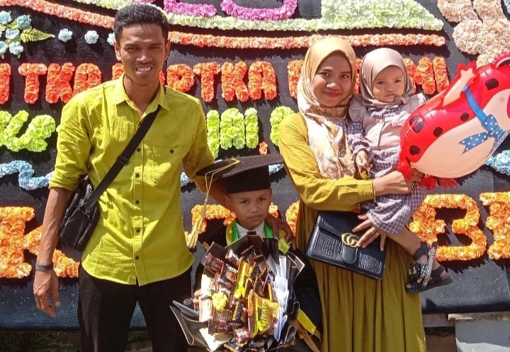 Alif G Julian didampingi kedua orangtuanya seusai diwisuda