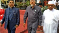 Ketua MUI Sumut Maratua Simanjuntak (tengah)