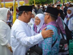Irsan Efendi Nasution Lepas Calhaj Kota Padangsidempuan Menuju Asrama Haji Medan