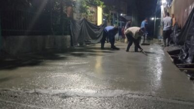 Pengerjaan pembetonan Jalan warga di Pusat VII