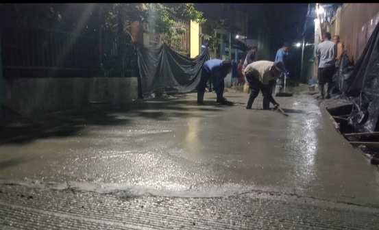 Pengerjaan pembetonan Jalan warga di Pusat VII