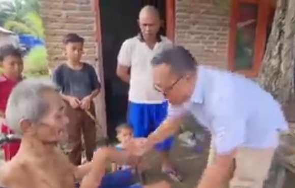 Anggota DPRD Binjai Joko Basuki SH saat mendatangi rumah warga yang lumpuh dan memberi bantuan kursi roda
