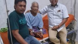 Anggota DPRD Binjai dari Partai Gerindra Joko Basuki SH (kemeja putih) saat menjenguk warga yang sakit