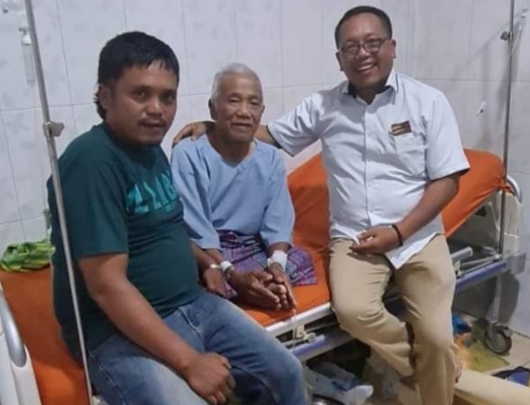 Anggota DPRD Binjai dari Partai Gerindra Joko Basuki SH (kemeja putih) saat menjenguk warga yang sakit