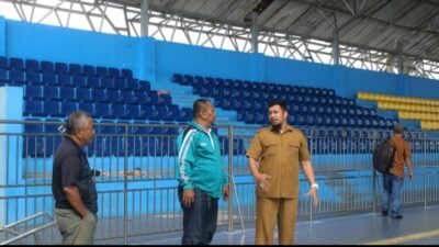 Ketua Lembaga PON Ariadi (kiri) saat bersama tim meninjau lokasi Kolam Renang Selayang didampingi Penanggungjawab Kolam Renang Selayang Chairul Azmi (kanan)