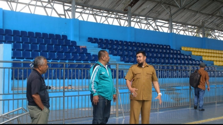 Ketua Lembaga PON Ariadi (kiri) saat bersama tim meninjau lokasi Kolam Renang Selayang didampingi Penanggungjawab Kolam Renang Selayang Chairul Azmi (kanan)