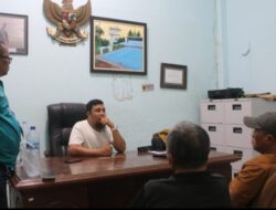 Ketua Lembaga PON dan tim bincang-bincang dengan Penanggungjawab Kolam Renang Selayang