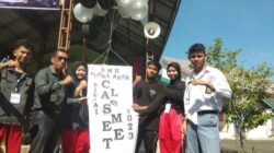 Kepala SMK Putra Anda Binjai Milly Efendy (kaca mata) saat diabadikan bersama siswa-siswi dalam gelaran acara class meeting