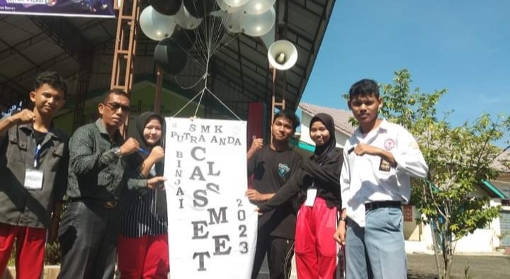 Kepala SMK Putra Anda Binjai Milly Efendy (kaca mata) saat diabadikan bersama siswa-siswi dalam gelaran acara class meeting