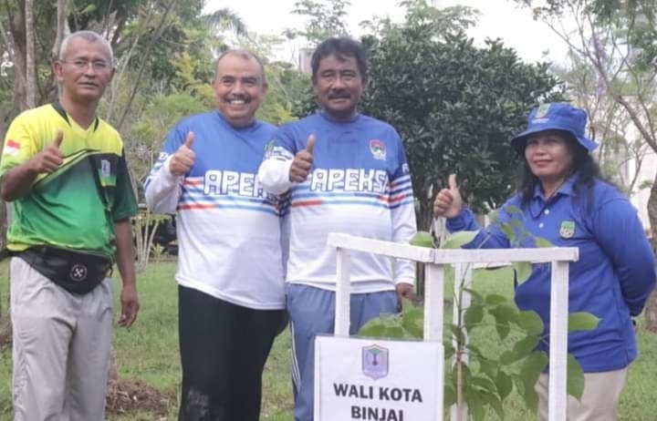 Walikota Binjai Drs H Amir Hamzah MAP (tengah), Ast I Aldi (kanan) dan rekan-rekan lainnya saat lakukan penanaman pohon