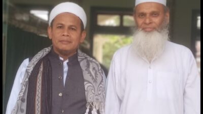 Ketua FSU Sumut Ir Suseno Arto WP (baju Ihram berlapis coklat) saat diabadikan bersama sahabatnya
