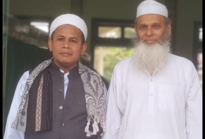 Ketua FSU Sumut Ir Suseno Arto WP (baju Ihram berlapis coklat) saat diabadikan bersama sahabatnya