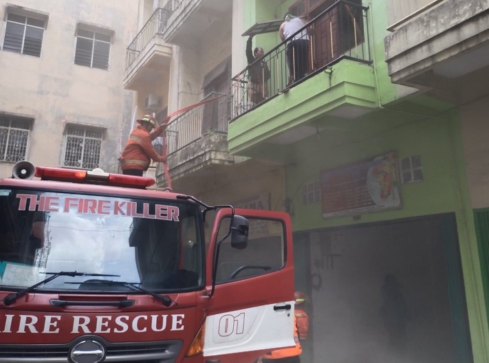 Petugas pemadam BPBD Binjai berada di lokasi dalam upaya pemadaman api
