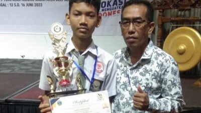 Siswa peraih juara 3 LKS Bidang IT Network System Administrasi tingkat Sumut 2023 saat diabadikan bersama Kepala SMK Putra Anda Binjai Millyh Effendy