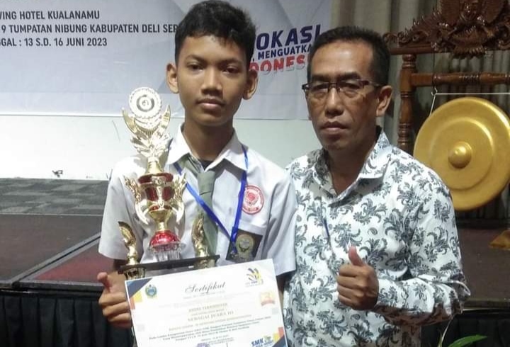 Siswa peraih juara 3 LKS Bidang IT Network System Administrasi tingkat Sumut 2023 saat diabadikan bersama Kepala SMK Putra Anda Binjai Millyh Effendy