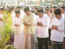 Walikota Medan Bobby Salat Idul Adha di Lapangan Bola Mabar