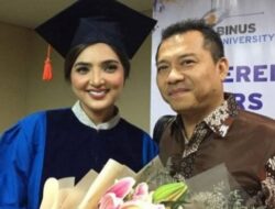 Isteri Musisi Anang Hermansyah Ashanty Kuliah S3 di Unair Surabaya