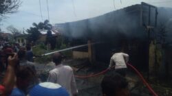 Petugas Damkar BPBD Binjai yang berupaya melakukan pemadaman