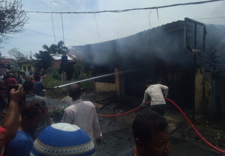 Petugas Damkar BPBD Binjai yang berupaya melakukan pemadaman