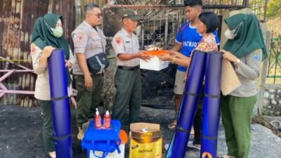 Kasi Kedaruratan Iwan Hartopo beserta staf saat memberikan bantuan kepada keluarga korban