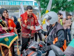Pemko Medan Bagi 500 Bendera Merah Putih ke Pengendara