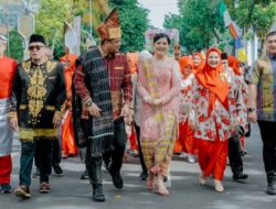 Meriahkan Pawai Colorful Medan Carnival, Bobby dan Kahiyang Ayu Berpakaian Adat Simalungun