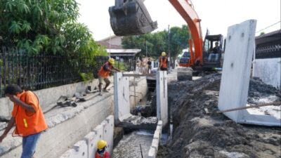 Dinas SDABMBK Pasang U-Dicth di Jalan Maphilindo